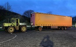 Schnell und unsicher: Gespann aus Traktor und altem Laster gestoppt