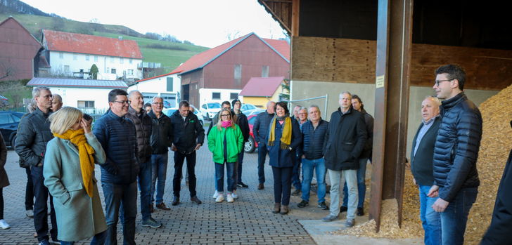 Sebastian Müller (rechts) begrüßt die Teilnehmer des 3. Klima- & Energiestammtisch in Poppenhausen-Sieblos