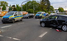 Zwei Verletzte nach Crash mit Polizeiwagen