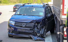 Crash auf der A 7: Pkw und Lkw kollidiert