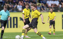 Unter den Augen der BVB-Profis: Schiedsrichter Elias Appel (22) überzeugt