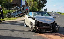 Unfall an der Kreuzung: Junger Autofahrer übersieht offenbar Golf