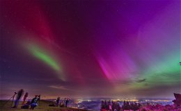 Lichtspektakel in Osthessen: Polarlichter strahlen in bunten Farben