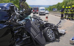 Schwerer Unfall auf der A7: Drei Fahrzeuge kollidieren am Reckeröder Berg