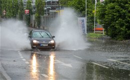 Feuerwehren im Einsatz: Überflutete Straßen und Starkregen