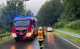 Auf der B27: 25-Jähriger kommt von der Straße ab und fährt in eine Leitplanke