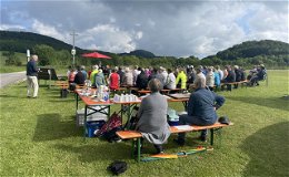 Beten am Radweg: Rund 60 Menschen an geplantem Ort für Radwege-Kirche