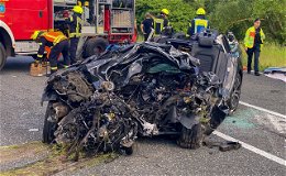 Junger Mann (29) tödlich verunglückt: Mit VW gegen Lastwagen geprallt