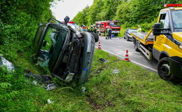 Fahrzeug bleibt auf der Seite liegen - Feuerwehr rettet zwei Personen