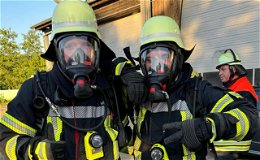 "Halle brennt!" - Feuerwehr übt Rettung und Erstversorgung von Brandopfern