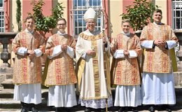 Feierliche Diakonweihe im Fuldaer Dom  - drei der vier werden Priester