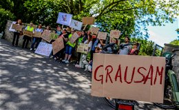 "Lasst die Rehe leben!" - Demo am Zentralfriedhof gegen den Rehabschuss
