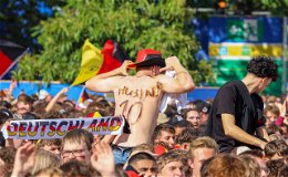 30.000 Menschen am Mainufer: Deutsche Fans feiern Einzug ins Achtelfinale