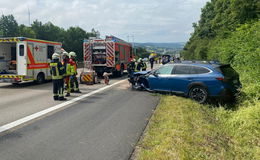 Schwerer Unfall am Reckeröder Berg: Auto überschlägt sich in der Böschung