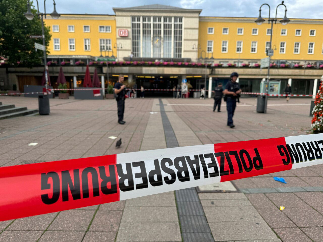 Der Bahnhofsvorplatz ist derzeit von der Polizei, sowie der Bundespolizei schwer bewacht.