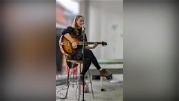 Rhönerin Ronja Schelling verzaubert mit musikalischer Vielfalt im Kulturladen