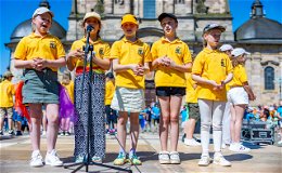 Musik für Vielfalt und Zusammenhalt: 1.500 Grundschüler singen auf Domplatz
