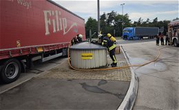 Feuerwehr Hünfeld löscht brennenden Mülleimer