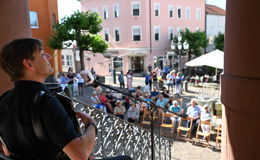 Musiker Søren Thies spielte vorm Rathaus