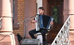 Musiker Søren Thies spielte vor dem Rathaus