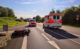 Rollerfahrerin stürzt im Kreuzungsbereich