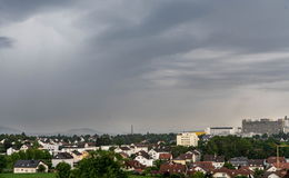 Gewitter ziehen auf - DWD warnt vor Sturmböen, Starkregen und Hagel