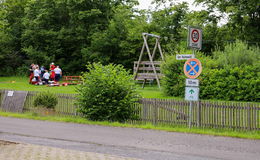 Kind auf Spielplatz verletzt: Retter eilen zur Hilfe