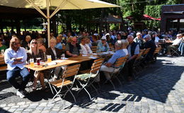 Biergarten der Wiesenmühle verwandelt sich in eine Open Air Kirche