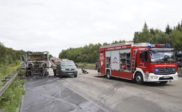 Feuerwehreinsatz auf der A7: Betonplatten-Transporter in Brand geraten