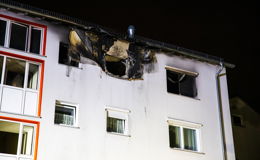 Wohnung im Vollbrand: Feuerwehr rettet mehrere Personen