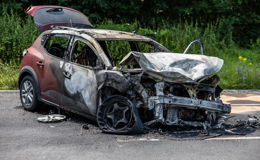 Folgenschwerer Unfall: Gas-Auto kollidiert mit Sattelzug und fängt an zu brennen