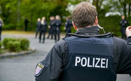 Polizei stellt 524 Speichermedien und eine Kindersexpuppe sicher