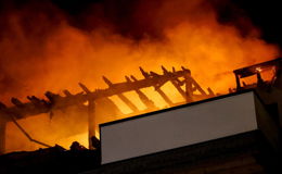 Wohnhaus ausgebrannt - Dauereinsatz der Wehren - Bürgermeister vor Ort