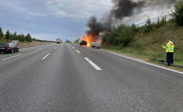 Anhänger-Gespann gerät auf Autobahn in Brand - Feuerwehr löscht schnell