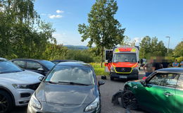 Zusammenstoß zwischen zwei Pkw bei einem Parkplatz