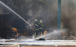 Lagerhalle in Flammen: Löscharbeiten gestalten sich schwierig