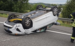 Auto überschlägt sich nach Kollision: Zwei Verletzte