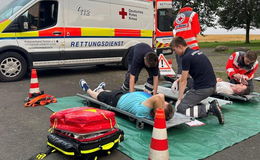 Sanitätszug übt auf Schulhof: Drohne hilft bei der Suche nach Patienten