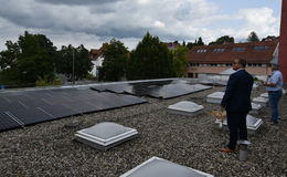 PV-Anlage auf dem Dach des Hallenbades: Nachhaltige Energieversorgung