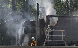 Technischer Defekt setzt Laster bei brütender Hitze auf der A5 in Brand