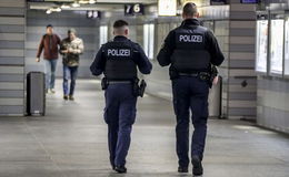 Mann macht Ärger im Nachtzug und gibt sich als Bundespolizist aus