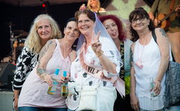 Viele Besucher beim Weinfest des Geselligkeitsvereins auf dem Festplatz