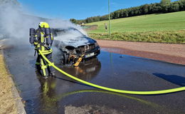 Flammen schlagen aus der Fahrzeugfront: Feuerwehr löscht unter Atemschutz