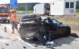 Crash auf der A5: Pkw kracht in Pannenfahrzeug auf der linken Spur