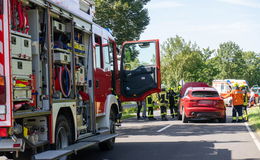 Unfall zwischen Pkw und Lkw: Beide Fahrer konnten sich selbst befreien