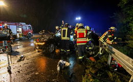 Zwei Tote und vier Schwerverletzte auf der A7 - Feuerwehr rettet Kleinkinder