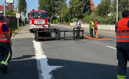 Einsatz für die Feuerwehr: Gabelstapler kippt beim Fahren auf der Straße um