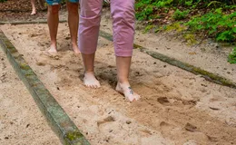 Naturgenuss auf Sand, Holz und mehr: Barfuß-Erlebnispfad wird 20