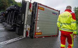 Tonnenweise Maschendrahtzaun: Umgestürzter Lastwagen auf der A7