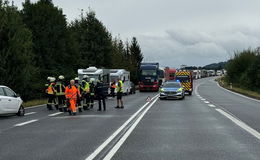 Erneuter Unfall am Mittwoch: Crash zwischen Pkw und Lkw im Gegenverkehr